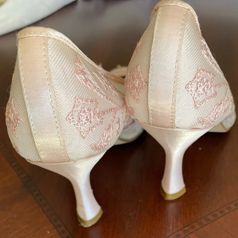 Lord & Taylor Pink Lace Women's Shoes high heel pump size 6M . Square Toe.